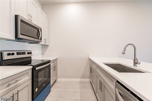 925 SE 14th ST, Cape Coral, FL 33990