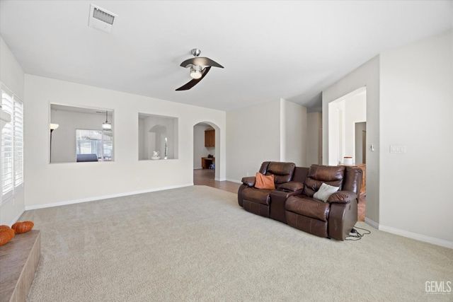 6611 Radio Flyer Drive, Bakersfield, CA 93312