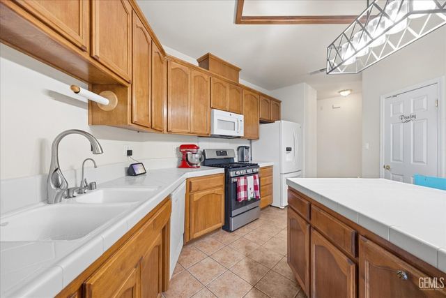 6611 Radio Flyer Drive, Bakersfield, CA 93312