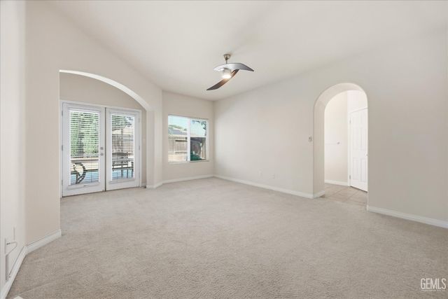 6611 Radio Flyer Drive, Bakersfield, CA 93312