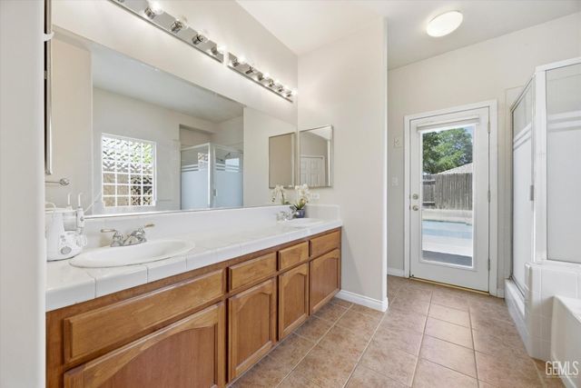 6611 Radio Flyer Drive, Bakersfield, CA 93312