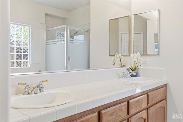 6611 Radio Flyer Drive, Bakersfield, CA 93312