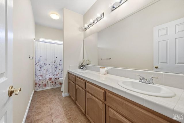 6611 Radio Flyer Drive, Bakersfield, CA 93312