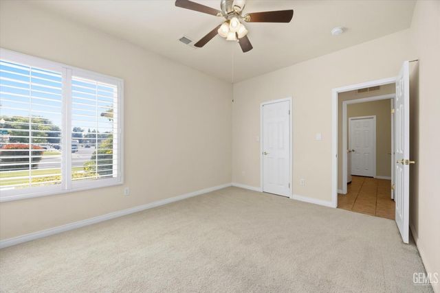 6611 Radio Flyer Drive, Bakersfield, CA 93312