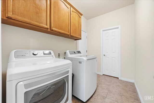 6611 Radio Flyer Drive, Bakersfield, CA 93312