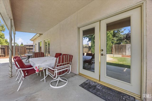 6611 Radio Flyer Drive, Bakersfield, CA 93312