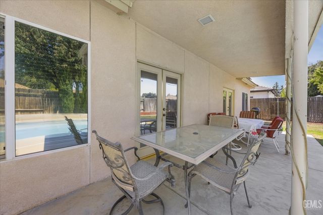 6611 Radio Flyer Drive, Bakersfield, CA 93312