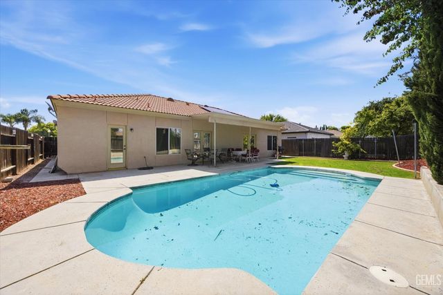 6611 Radio Flyer Drive, Bakersfield, CA 93312