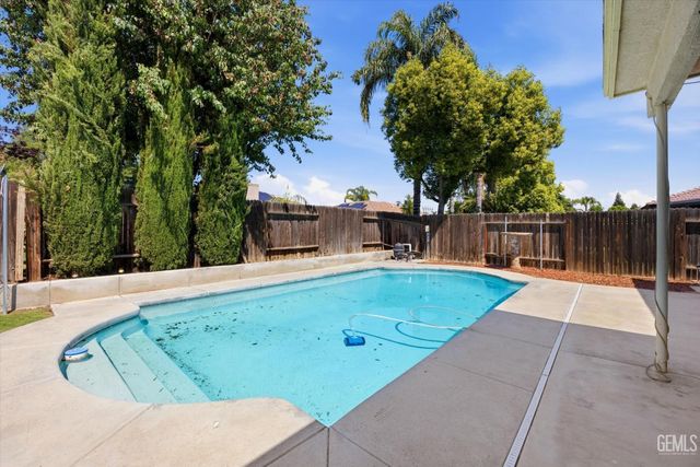 6611 Radio Flyer Drive, Bakersfield, CA 93312
