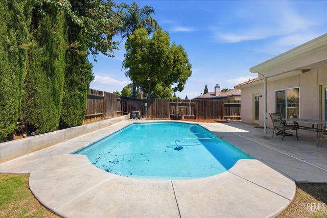 6611 Radio Flyer Drive, Bakersfield, CA 93312
