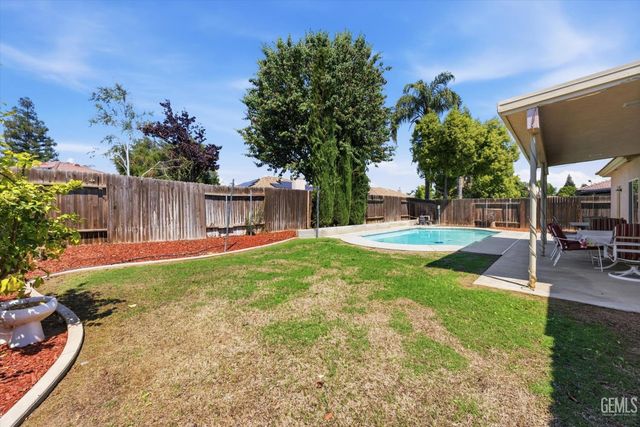 6611 Radio Flyer Drive, Bakersfield, CA 93312