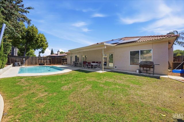 6611 Radio Flyer Drive, Bakersfield, CA 93312