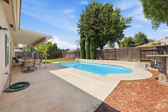 6611 Radio Flyer Drive, Bakersfield, CA 93312