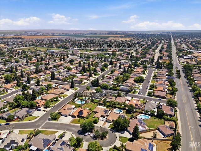 6611 Radio Flyer Drive, Bakersfield, CA 93312