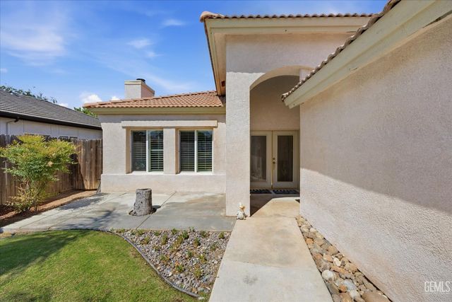 6611 Radio Flyer Drive, Bakersfield, CA 93312