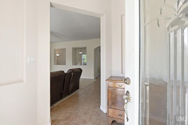 6611 Radio Flyer Drive, Bakersfield, CA 93312