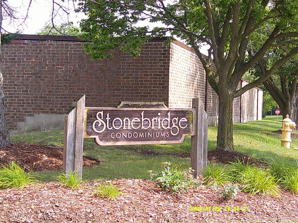 5 E Carriageway Drive 210, Hazel Crest, IL 60429