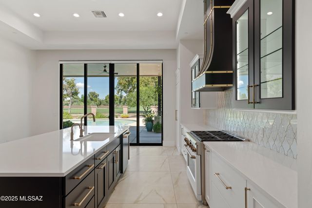 8021 N Della Robia Place, Tucson, AZ 85742