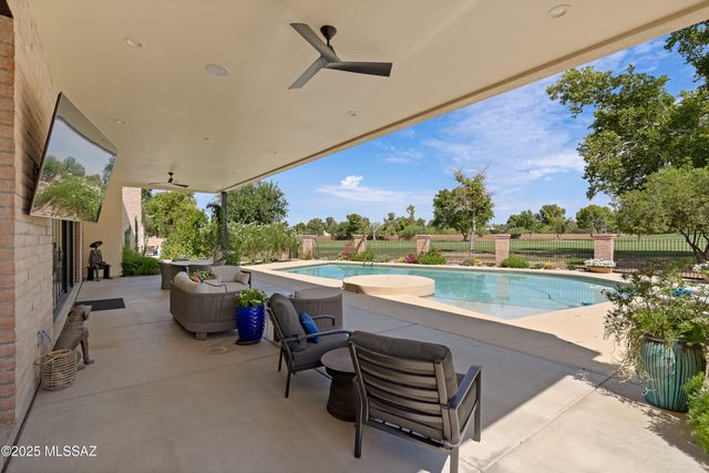 8021 N Della Robia Place, Tucson, AZ 85742