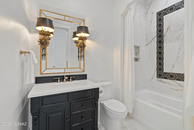 8021 N Della Robia Place, Tucson, AZ 85742