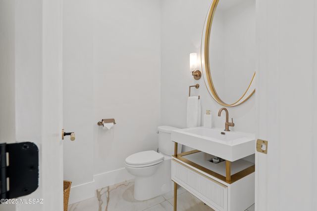 8021 N Della Robia Place, Tucson, AZ 85742