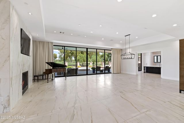 8021 N Della Robia Place, Tucson, AZ 85742