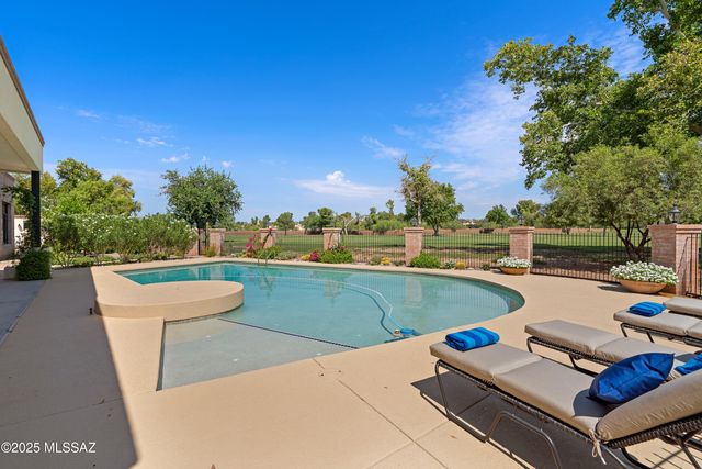 8021 N Della Robia Place, Tucson, AZ 85742