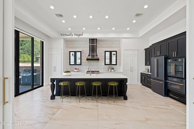 8021 N Della Robia Place, Tucson, AZ 85742