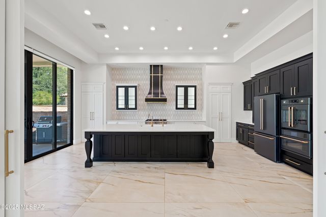 8021 N Della Robia Place, Tucson, AZ 85742