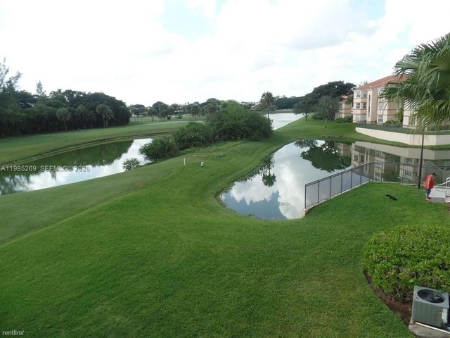 3410 N Pinewalk Drive N 827, Margate, FL 33063