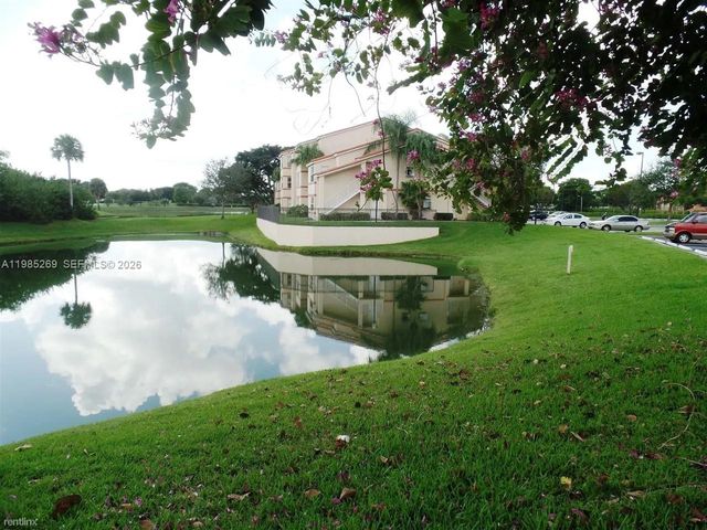 3410 N Pinewalk Drive N 827, Margate, FL 33063