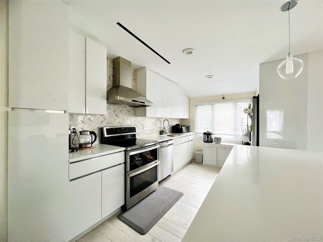 66 Smith Street, Glen Cove, NY 11542