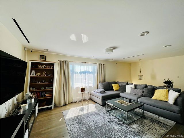 66 Smith Street, Glen Cove, NY 11542