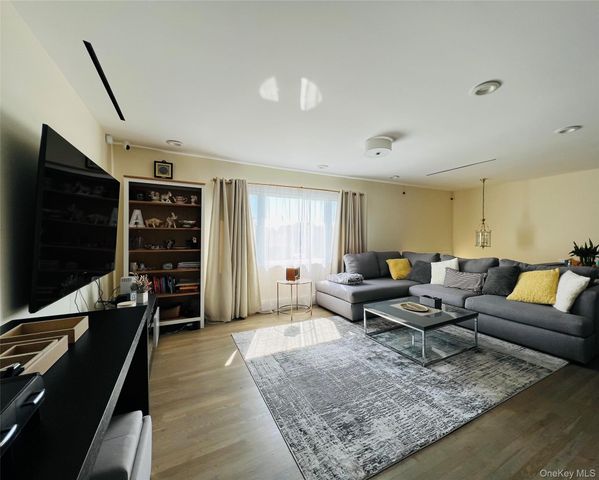 66 Smith Street, Glen Cove, NY 11542