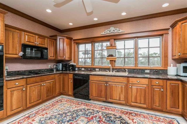 6201 Lakeside Road, Marion, IA 52302