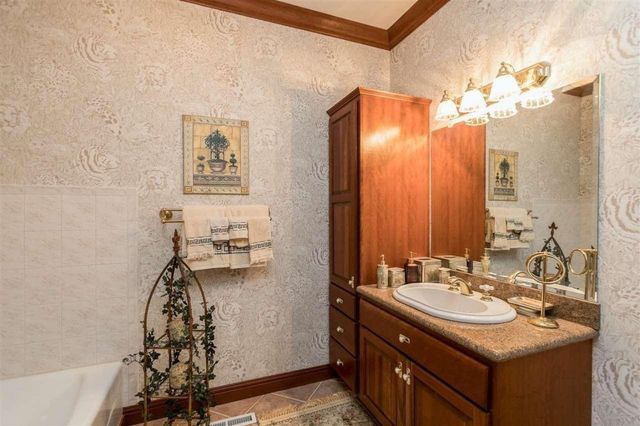 6201 Lakeside Road, Marion, IA 52302