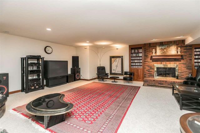 6201 Lakeside Road, Marion, IA 52302