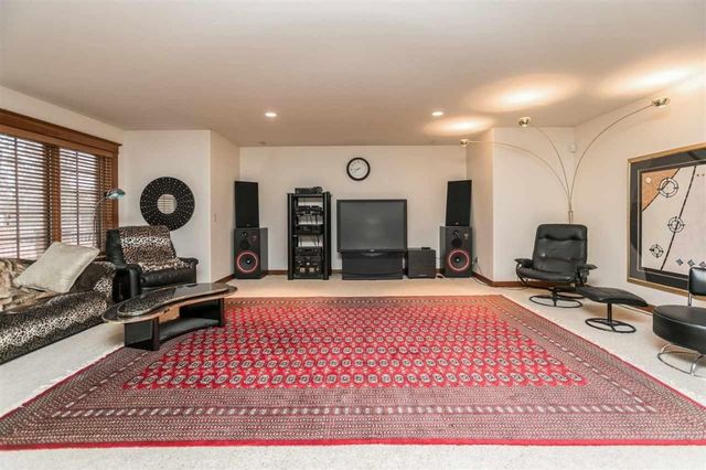 6201 Lakeside Road, Marion, IA 52302