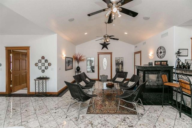 6201 Lakeside Road, Marion, IA 52302