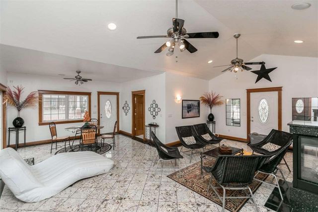 6201 Lakeside Road, Marion, IA 52302