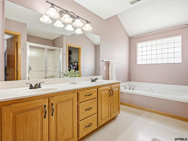 15461 Nebraska Avenue, Omaha, NE 68116