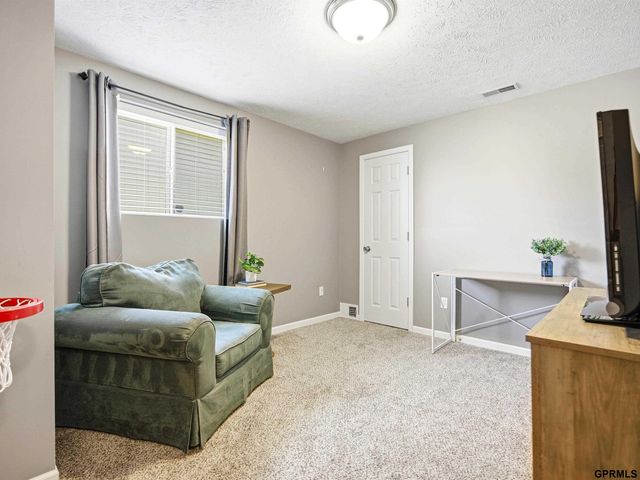 15461 Nebraska Avenue, Omaha, NE 68116