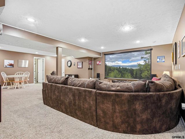 15461 Nebraska Avenue, Omaha, NE 68116