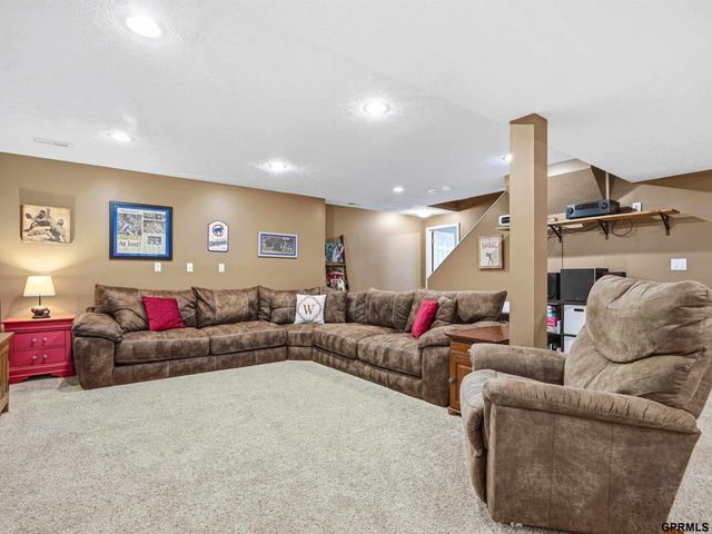 15461 Nebraska Avenue, Omaha, NE 68116