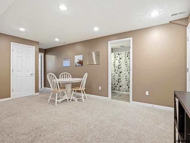 15461 Nebraska Avenue, Omaha, NE 68116