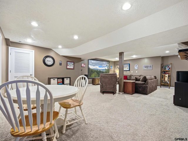 15461 Nebraska Avenue, Omaha, NE 68116