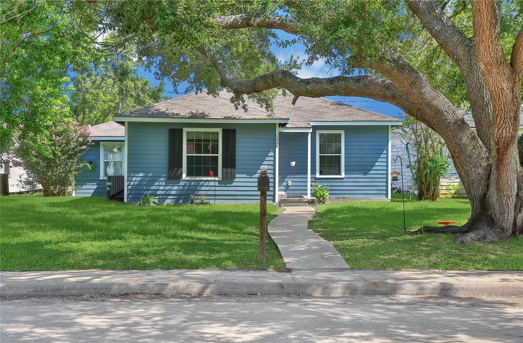 1606 W 8th Street, Freeport, TX 77541