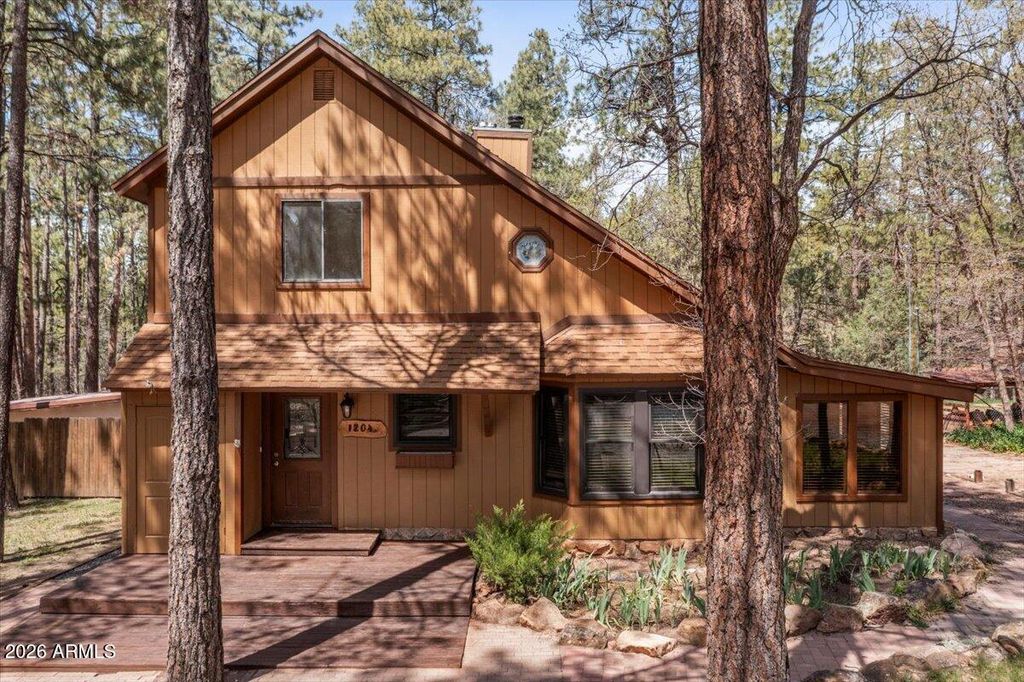 Image 1 of property listing at 1204 FLORES Drive, Show Low, AZ 85901