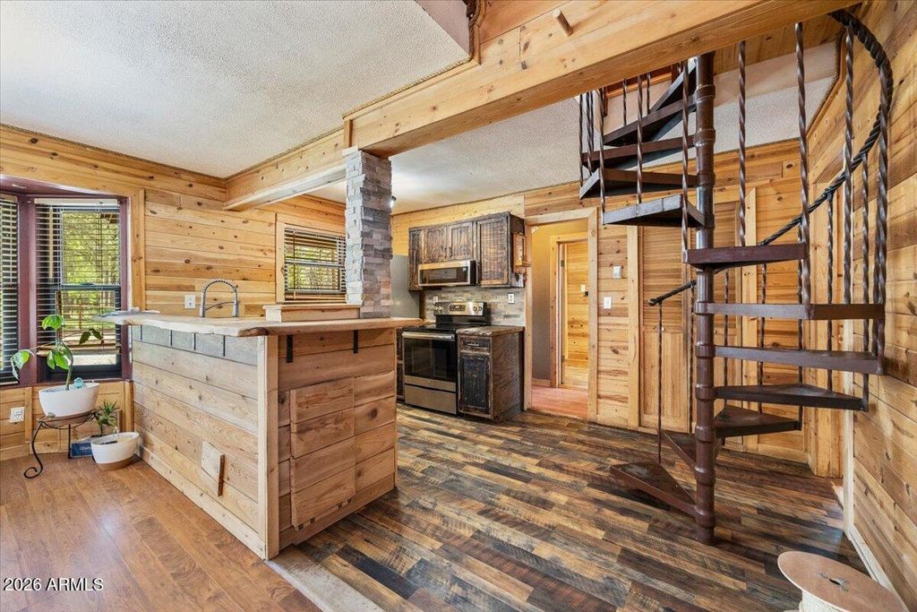 Image 13 of property listing at 1204 FLORES Drive, Show Low, AZ 85901