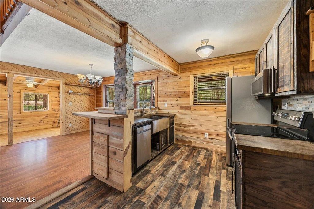 Image 14 of property listing at 1204 FLORES Drive, Show Low, AZ 85901